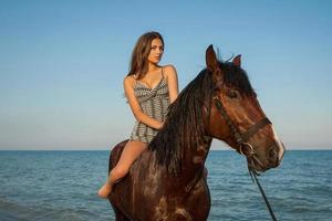 mujer a caballo foto