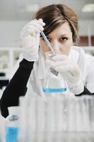 mujer joven en laboratorio foto