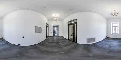 habitación vacía sin reparar en edificio antiguo. panorama hdri esférico completo de 360 grados en el interior de la oficina de la sala de loft gris con ventanas panorámicas en proyección equirectangular foto