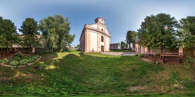 vista de ángulo de 360 grados de panorama hdri esférico completo sin fisuras cerca de la iglesia católica neogótica en un pequeño pueblo en proyección equirectangular con cenit y nadir, contenido ar vr foto