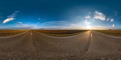 vista de ángulo de 360 grados de panorama hdri esférico completo en la carretera de ashault entre campos en la noche de otoño con hermosas nubes en proyección equirectangular, listo para contenido de realidad virtual vr ar foto