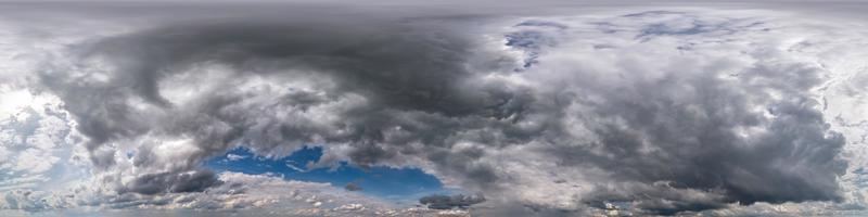 cielo azul con hermosas nubes oscuras antes de la tormenta. vista de ángulo de 360 grados de hdri sin costuras con cenit para usar en gráficos 3d o desarrollo de juegos como cúpula del cielo o editar toma de drones foto