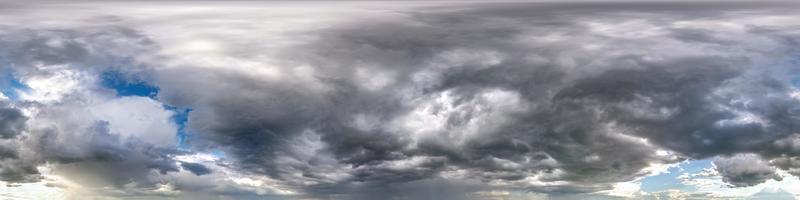 cielo oscuro con hermosas nubes negras antes de la tormenta. vista de ángulo de 360 grados de hdri sin costuras con cenit sin suelo para uso en gráficos 3d o desarrollo de juegos como cúpula del cielo o edición de toma de drones foto