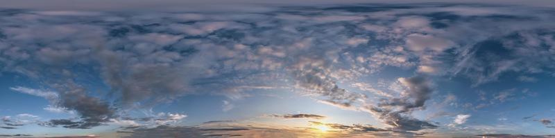 cielo oscuro transparente después de la puesta del sol hdri panorama 360 grados de ángulo de visión con hermosas nubes con cenit para usar en gráficos 3d como cúpula del cielo o editar toma de drones foto