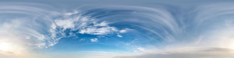 cielo azul con nubes con sol de mañana. vista de ángulo de 360 grados de hdri sin costuras con cenit para usar en gráficos 3d o desarrollo de juegos como cúpula del cielo o editar toma de drones foto