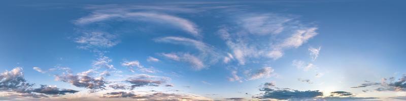 cielo azul oscuro antes del atardecer con hermosas nubes. vista de ángulo de 360 grados de hdri sin costuras con cenit para usar en gráficos 3d o desarrollo de juegos como cúpula del cielo o editar toma de drones foto