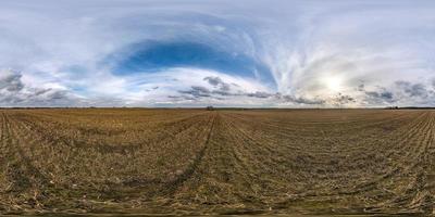 vista de ángulo de 360 grados de panorama hdri esférico completo sin costuras entre campos en el día de primavera con nubes impresionantes en proyección equirectangular, listo para contenido de realidad virtual vr ar foto