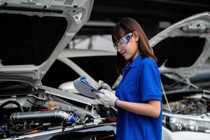 retrato de una mecánica automotriz profesional que repara un automóvil. concepto de servicio concepto de servicio de reparación de automóviles. foto