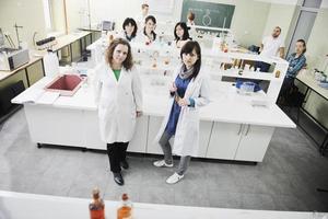 grupo de personas en el laboratorio foto