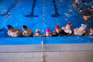 .niños en serie en piscina foto