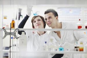 pareja de estudiantes en laboratorio foto