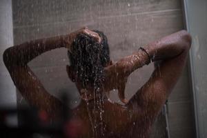 mujer afroamericana en la ducha foto