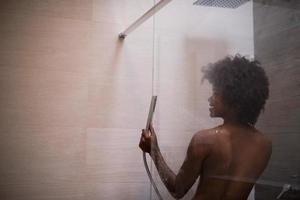 mujer afroamericana en la ducha foto