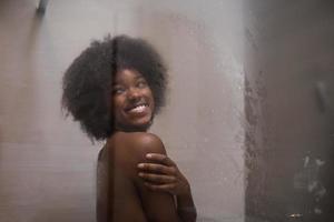 mujer afroamericana en la ducha foto