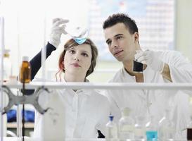 pareja de estudiantes en laboratorio foto