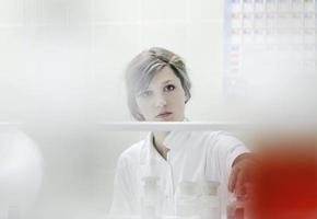 mujer joven en laboratorio foto
