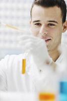 joven científico en laboratorio foto