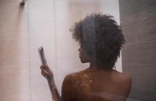 mujer afroamericana en la ducha foto