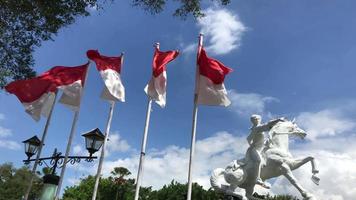 la bandera roja y blanca ondea en la plaza de la ciudad de megalang para dar la bienvenida al día de la independencia. video