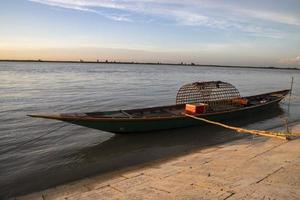 hermosa vista del paisaje de barcos de pesca de madera en la orilla del río padma en bangladesh foto