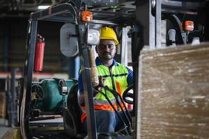 trabajador en carretilla elevadora, trabajadores manuales que trabajan en almacén, conductor trabajador en trabajos de cargador de carretilla elevadora de almacén foto