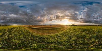 vista de ángulo de 360 grados de panorama hdri esférico completo sin costuras entre campos en la puesta de sol de la tarde de verano con impresionante proyección equirectangular con cenit y nadir, listo para realidad virtual vr ar foto