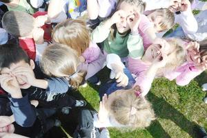 los niños en edad preescolar al aire libre se divierten foto