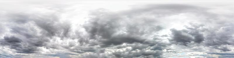 cielo gris con nubes de lluvia. vista de ángulo de 360 grados de hdri sin costuras con cenit para usar en gráficos 3d o desarrollo de juegos como cúpula del cielo o editar toma de drones foto