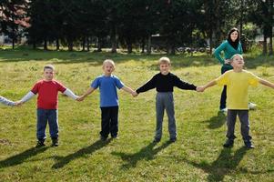 los niños en edad preescolar al aire libre se divierten foto