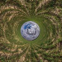 pequeño planeta azul. inversión de la transformación del pequeño planeta del panorama esférico de 360 grados. vista aérea abstracta esférica. curvatura del espacio. foto