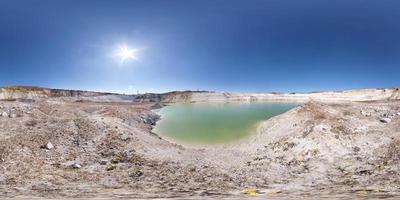 panorama completo de hdri sin costuras vista en ángulo de 360 grados cerca de la cantera inundada con agua para la minería de extracción de arena en un día soleado con cielo despejado en proyección esférica equirectangular para contenido vr ar foto