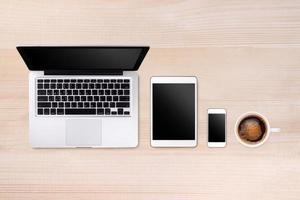 tableta portátil, teléfono inteligente y café en el fondo de la mesa de madera con espacio de texto y espacio de copia foto