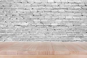 mesa de madera marrón sobre fondo de pared de hormigón blanco - se puede utilizar para montar o mostrar sus productos foto