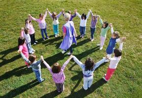 los niños en edad preescolar al aire libre se divierten foto