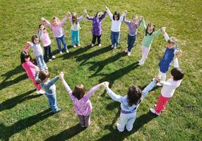 los niños en edad preescolar al aire libre se divierten foto