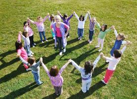 los niños en edad preescolar al aire libre se divierten foto