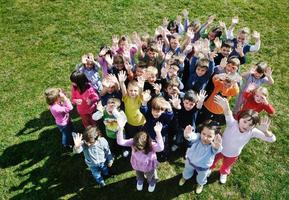 los niños en edad preescolar al aire libre se divierten foto