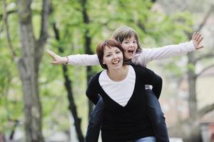 niña feliz y mamá al aire libre foto