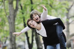 niña feliz y mamá al aire libre foto