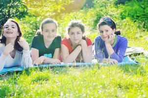 grupo de chicas adolescentes al aire libre foto