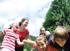 grupo de niños al aire libre foto