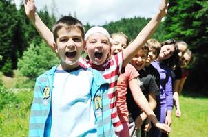 grupo de niños al aire libre foto