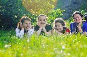 grupo de niños al aire libre foto