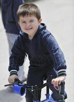 niño andar en bicicleta foto