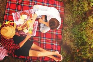 vista superior de la pareja disfrutando del tiempo de picnic foto