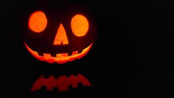 primo piano su un jack o lantern che emette luce al buio video