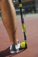 joven jugar al tenis foto