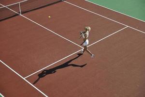 mujer joven jugar al tenis foto