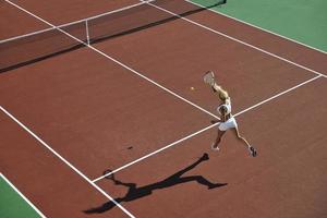 mujer joven jugar al tenis foto