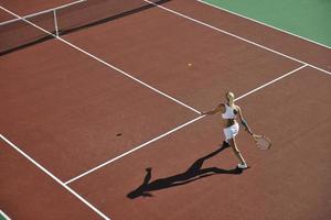 mujer joven jugar al tenis foto